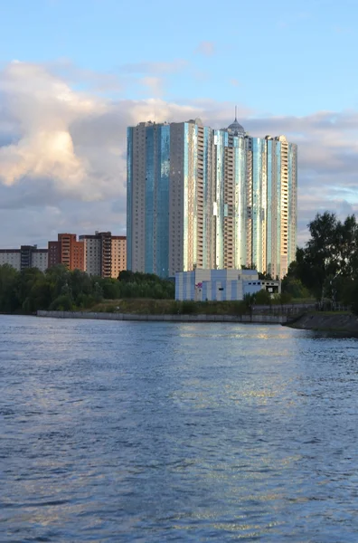 Uitzicht op de rivier de neva — Stockfoto