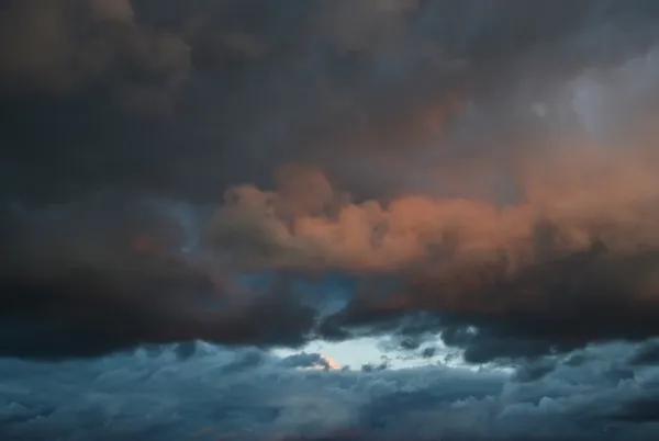 Nuvens ao pôr-do-sol — Fotografia de Stock