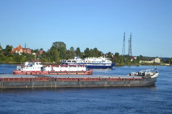 Vrachtschip op de rivier de neva — Stockfoto