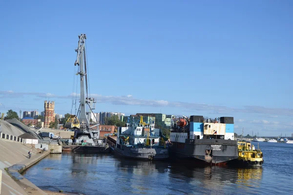 Vrachtschip op de rivier de neva — Stockfoto