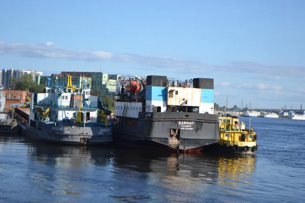 Cargo ship on the Neva river — Stock Photo, Image