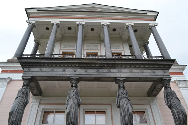 Pavillon des Aussichtsplatzes. Wiesenpark in Peterhof. — Stockfoto