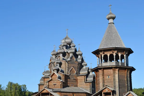 Houten tempel op blauwe hemelachtergrond — Stockfoto