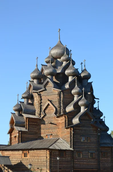 Houten tempel op blauwe hemelachtergrond — Stockfoto