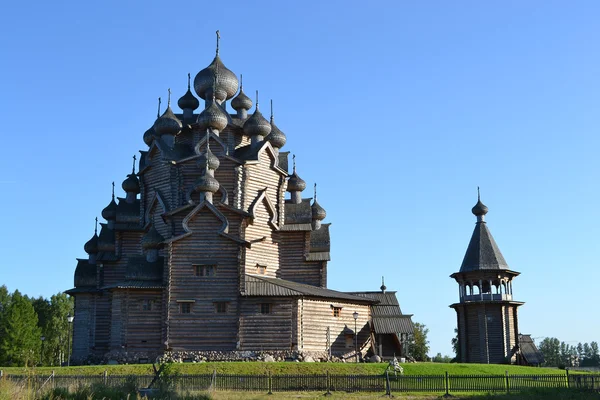 Деревянный храм на голубом фоне неба — стоковое фото