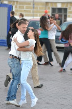 sokakta dans genç mutlu çift