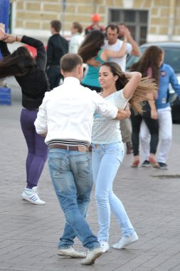 sokakta dans genç mutlu çift