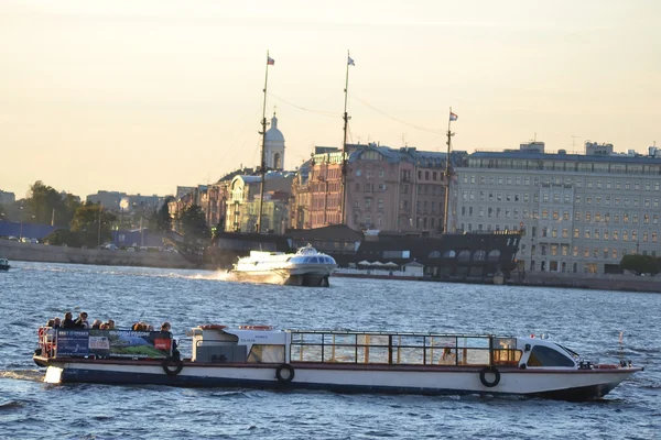 Embarcação de prazer no rio Neva — Fotografia de Stock