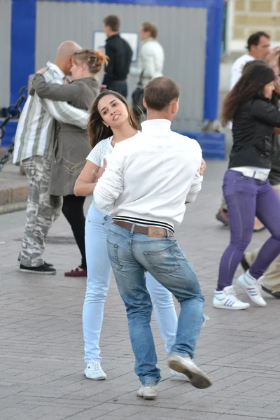 Sokakta dans genç mutlu çift — Stok fotoğraf