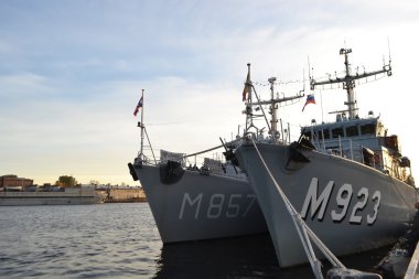NATO savaş gemisi