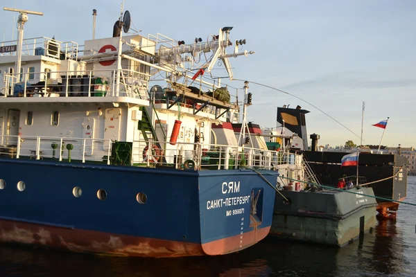 Vrachtschip op de rivier de neva — Stockfoto