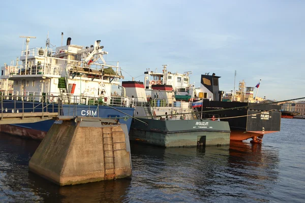 ネヴァ川に貨物船 — ストック写真