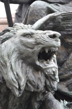 Bronz aslan heykeli.