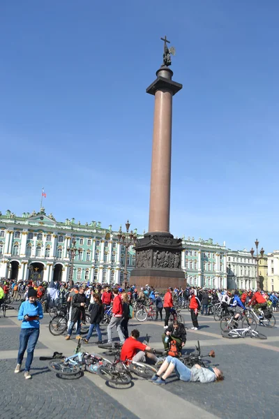 St.petersburg Sarayı meydanda Bisiklete binme bitirmek — Stok fotoğraf