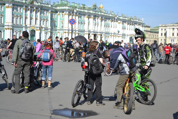 Terminer le vélo sur la Place du Palais de Saint-Pétersbourg — Photo