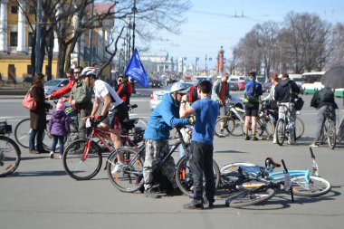 st.petersburg Sarayı meydanda Bisiklete binme bitirmek