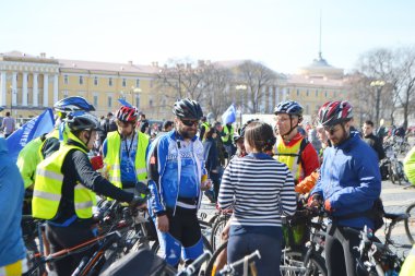 st.petersburg Sarayı meydanda Bisiklete binme bitirmek
