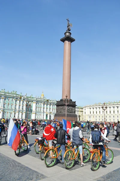 Завершить велоспорт на Дворцовой площади Санкт-Петербурга — стоковое фото