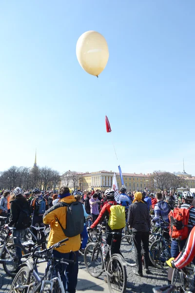 Terminar el ciclismo en la Plaza del Palacio de San Petersburgo — Foto de Stock