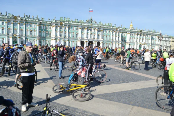 Terminer le vélo sur la Place du Palais de Saint-Pétersbourg — Photo