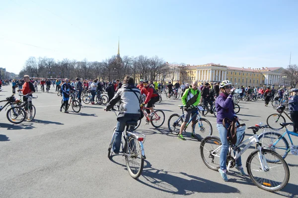 Afwerking fietsen op het paleis plein van Sint-Petersburg — Stockfoto