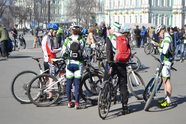 Wykończenie, jazda na rowerze na Placu Pałacowego Sankt Petersburga — Zdjęcie stockowe
