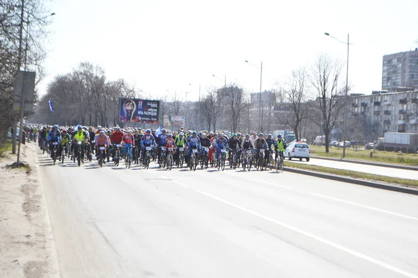 Pyöräilykilpailu Pietarin kadulla — kuvapankkivalokuva