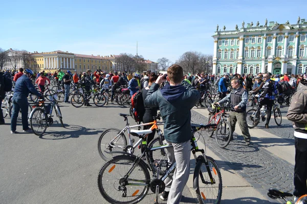 完成在圣彼得堡宫殿广场上骑自行车 — 图库照片