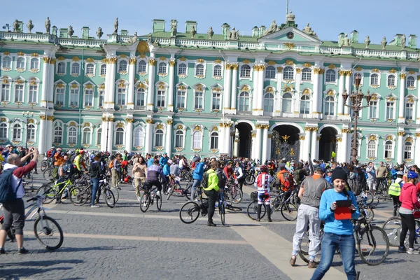 Terminer le vélo sur la Place du Palais de Saint-Pétersbourg — Photo