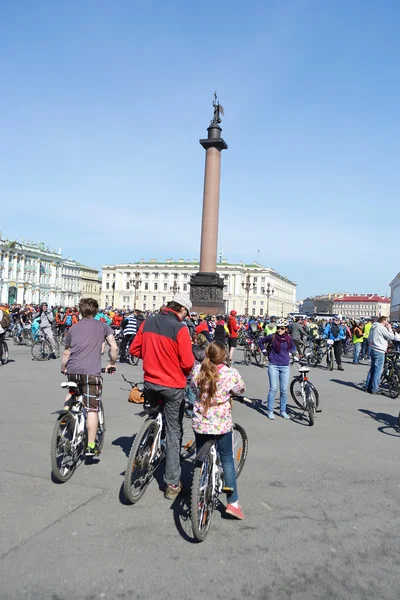 Wykończenie, jazda na rowerze na Placu Pałacowego Sankt Petersburga — Zdjęcie stockowe