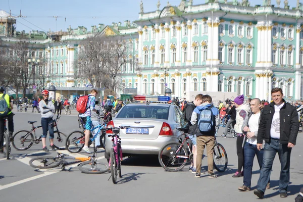 サンクトペテルブルクの宮殿広場にサイクリング終了します。 — ストック写真