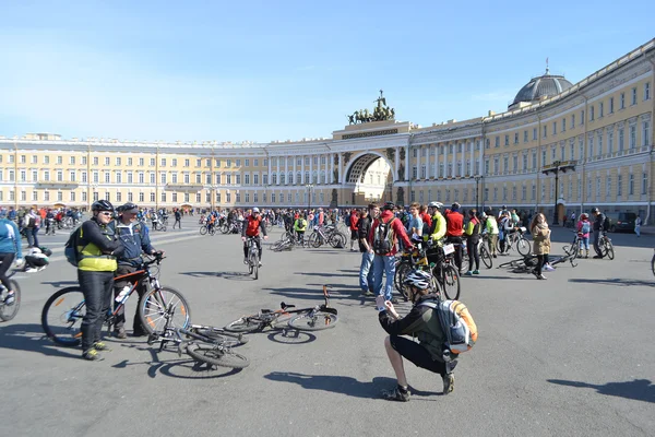 完成在圣彼得堡宫殿广场上骑自行车 — 图库照片