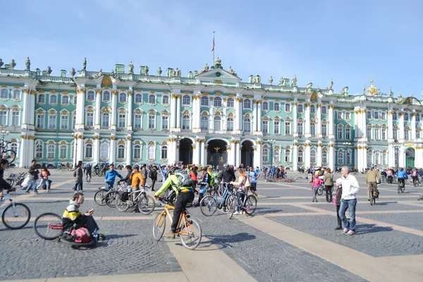 Ziel Radeln auf dem Schlossplatz von St.petersburg — Stockfoto