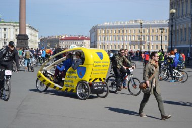 st.petersburg Sarayı meydanda Bisiklete binme bitirmek