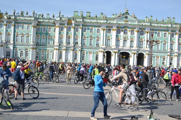 Terminare il ciclismo su Piazza Palazzo di San Pietroburgo — Foto Stock