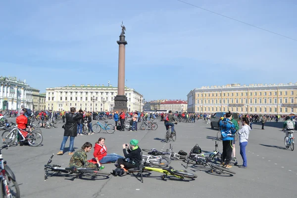 Terminer le vélo sur la Place du Palais de Saint-Pétersbourg — Photo