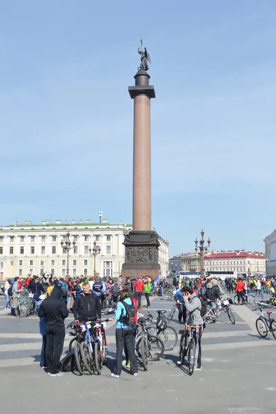 St.petersburg Sarayı meydanda Bisiklete binme bitirmek — Stok fotoğraf