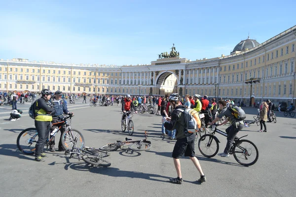 Terminer le vélo sur la Place du Palais de Saint-Pétersbourg — Photo