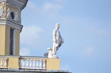 stalin stili bir binada çalışma heykel