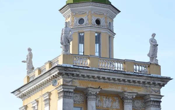 El edificio está al estilo de Stalin en Kolpino . —  Fotos de Stock