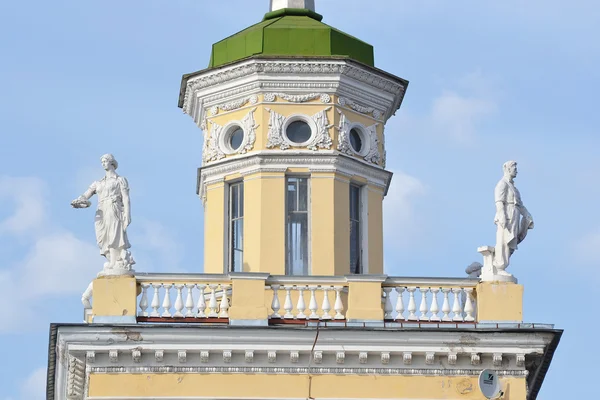O edifício está no estilo de Stalin em Kolpino . — Fotografia de Stock