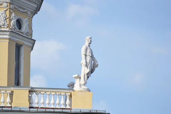 Estátua de trabalho em um edifício em estilo Stalin — Fotografia de Stock