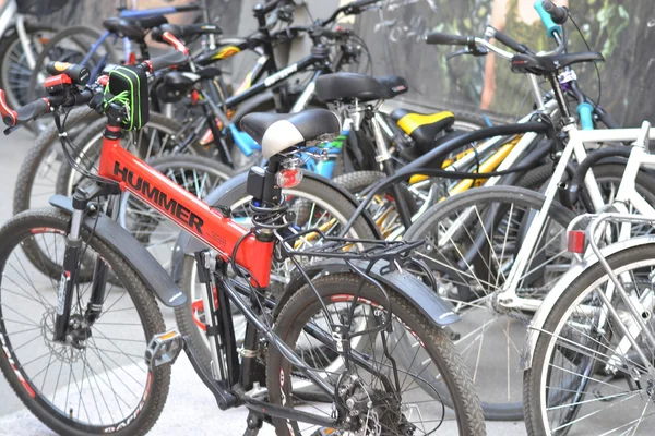 Geparkte Sportfahrräder. velofestival "velikiden" auf loft project etagi. — Stockfoto