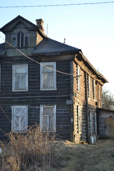 Boerderij in het dorp Oest-slavyanka, Rusland. — Stockfoto