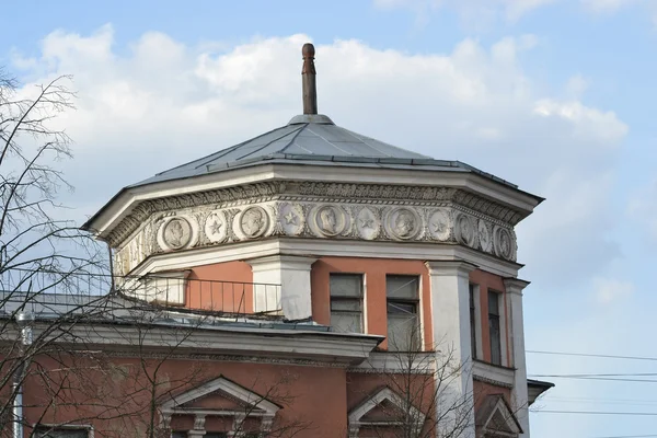Budynek w stylu Stalina w kolpino. — Zdjęcie stockowe