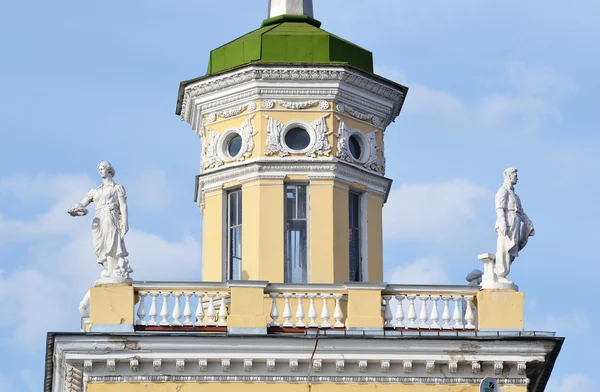 Budynek w stylu Stalina w kolpino. — Zdjęcie stockowe