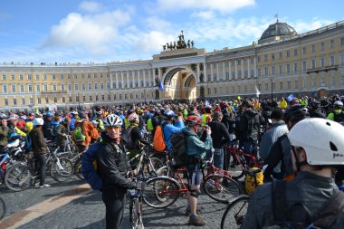 st.petersburg Sarayı meydanda Bisiklete binme bitirmek