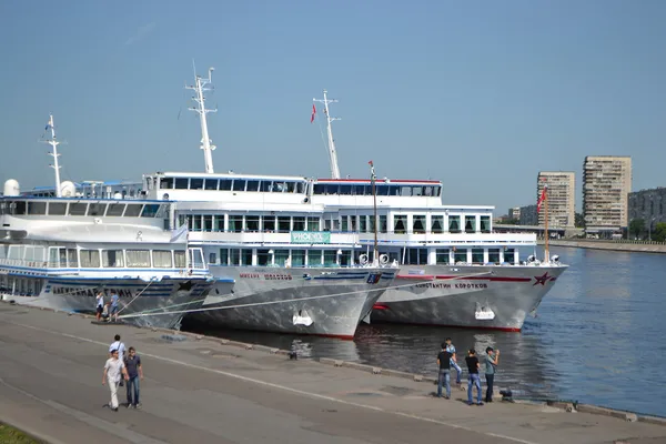 Navio de cruzeiro fluvial — Fotografia de Stock