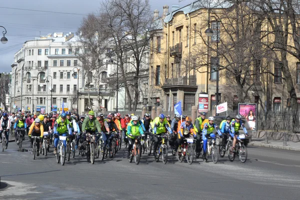 Cykellopp på gatan i st.petersburg — Stockfoto