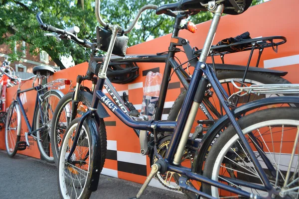 Biciclette parcheggiate. Festival "Per velogorod ". — Foto Stock